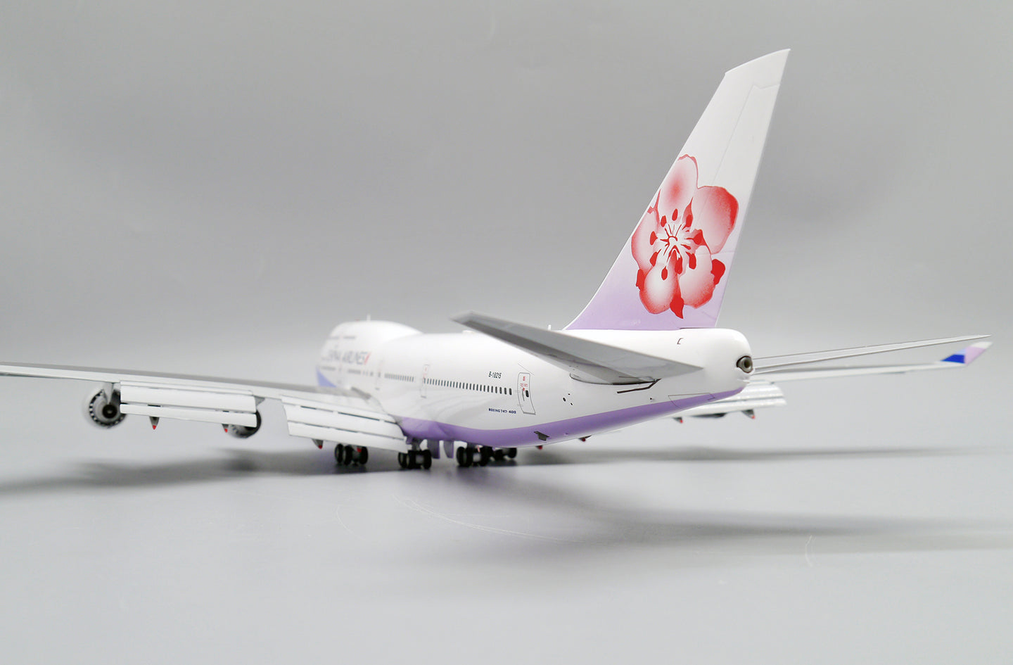 JC WINGS B747-400 CHINA AIRLINES (FLAPS DOWN) REG: B-18215