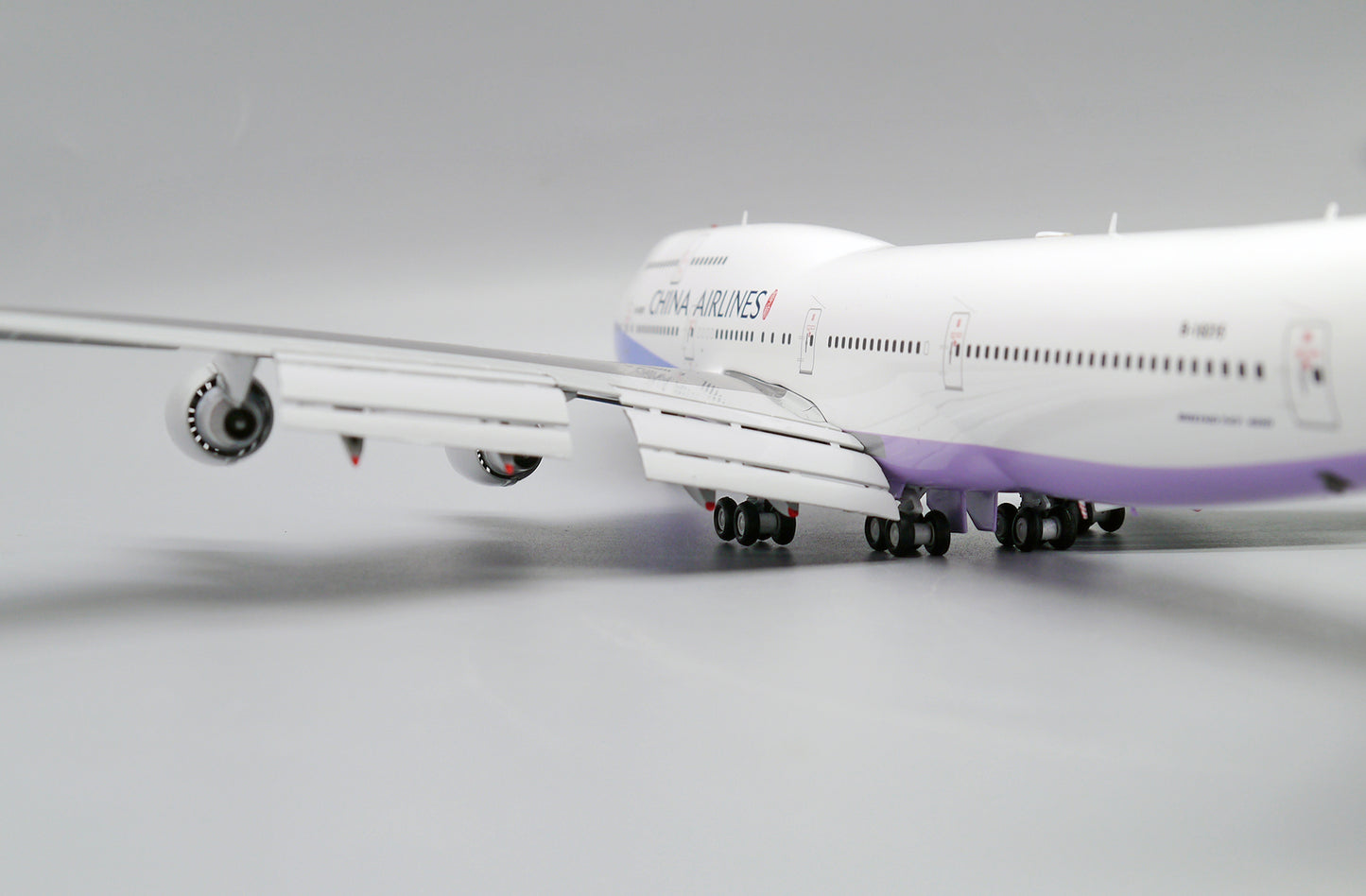 JC WINGS B747-400 CHINA AIRLINES (FLAPS DOWN) REG: B-18215