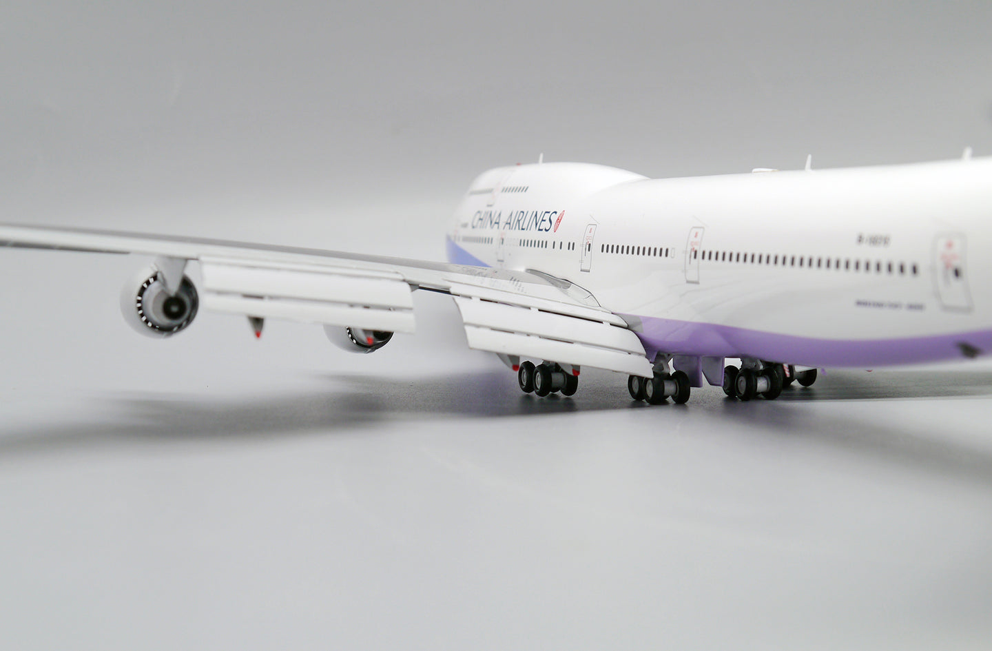 JC WINGS B747-400 CHINA AIRLINES (FLAPS DOWN) REG: B-18215