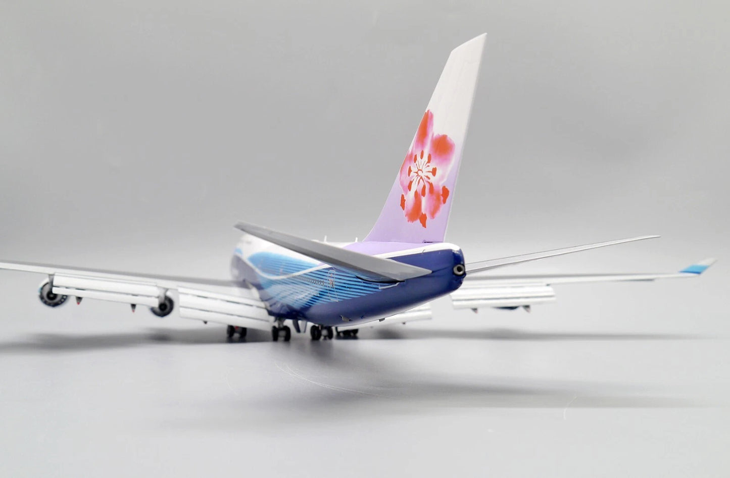 JC WINGS B747-400 DREAMLINER CHINA AIRLINES (FLAPS DOWN) REG: B-18210