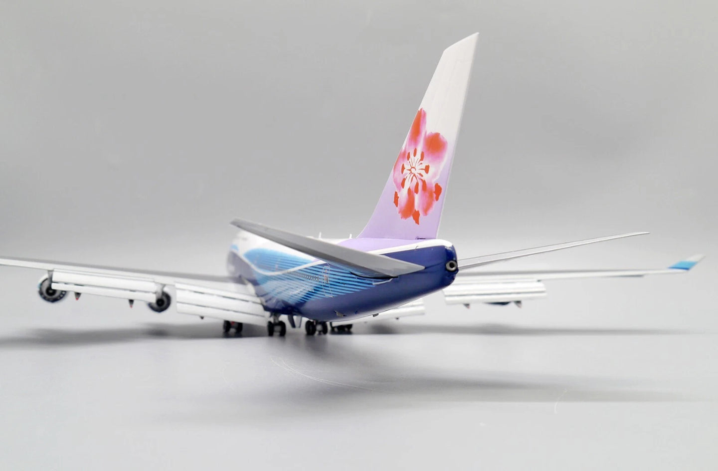 JC WINGS B747-400 DREAMLINER CHINA AIRLINES (FLAPS DOWN) REG: B-18210