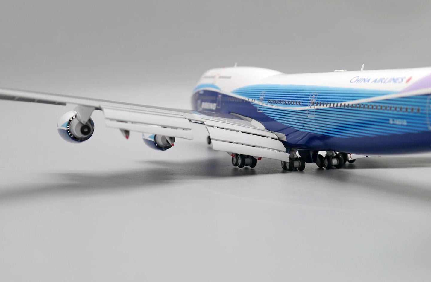 JC WINGS B747-400 DREAMLINER CHINA AIRLINES (FLAPS DOWN) REG: B-18210