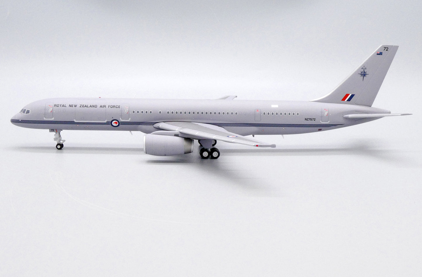 JC WINGS B757-200(C) ROYAL NEW ZEALAND AIR FORCE (RNZAF) REG: NZ7572