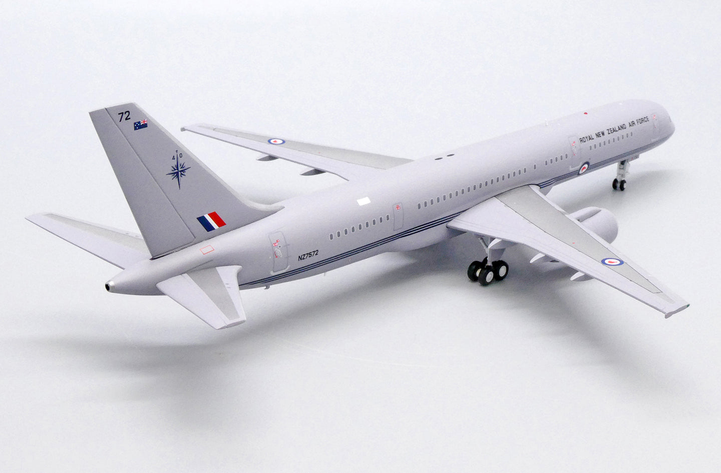 JC WINGS B757-200(C) ROYAL NEW ZEALAND AIR FORCE (RNZAF) REG: NZ7572