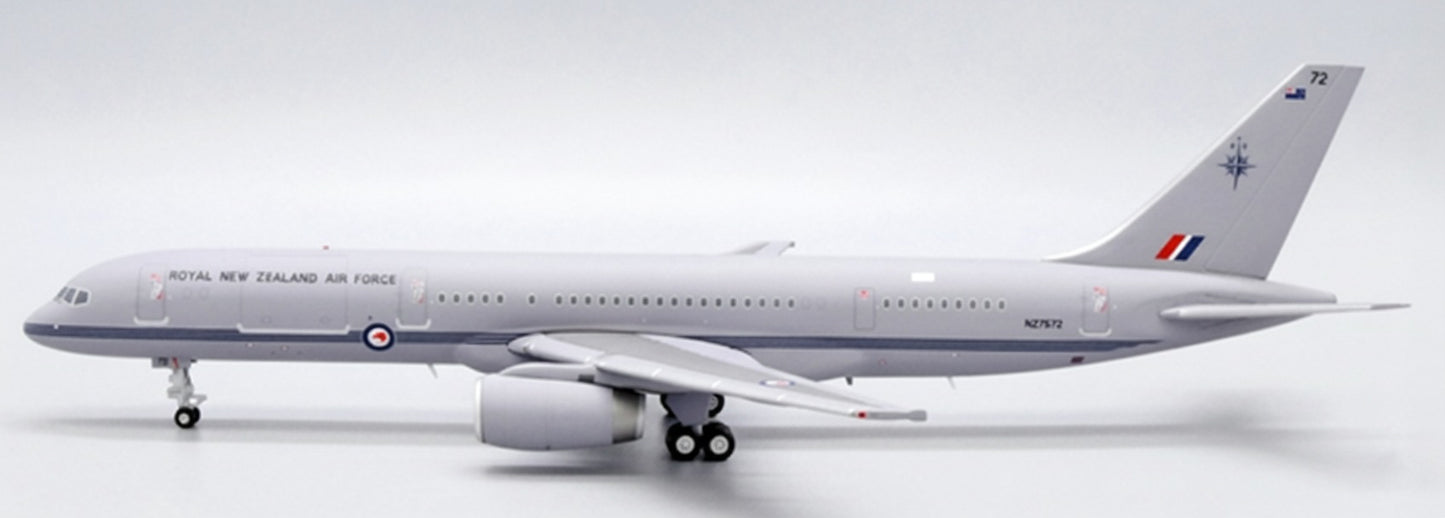 JC WINGS B757-200(C) ROYAL NEW ZEALAND AIR FORCE (RNZAF) REG: NZ7572