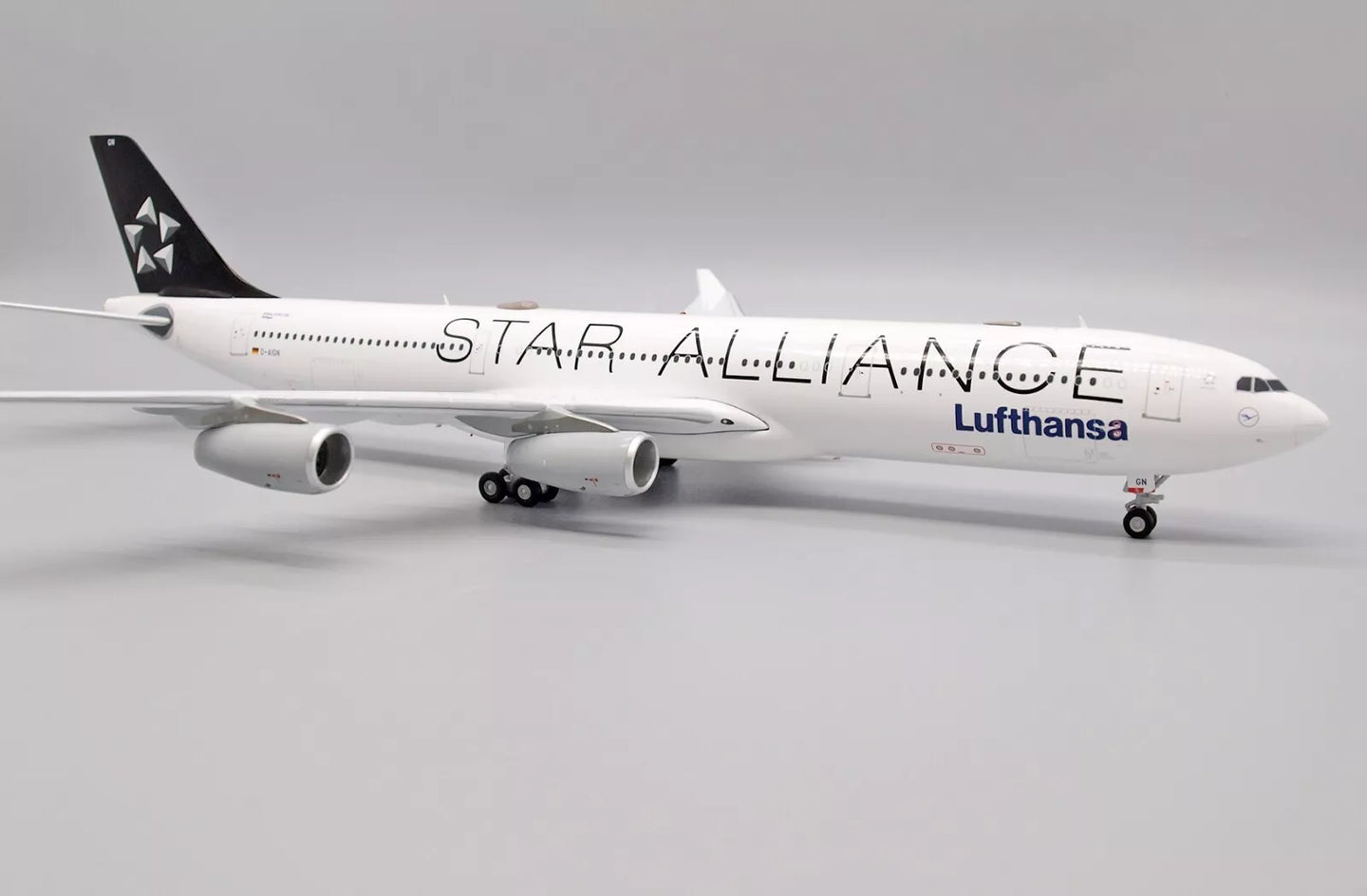 JC WINGS A340-300 LUFTHANSA "STAR ALLIANCE" REG: D-AIGN