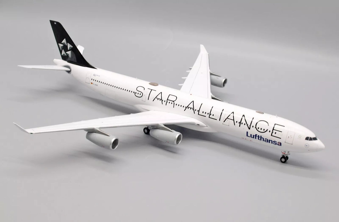 JC WINGS A340-300 LUFTHANSA "STAR ALLIANCE" REG: D-AIGN