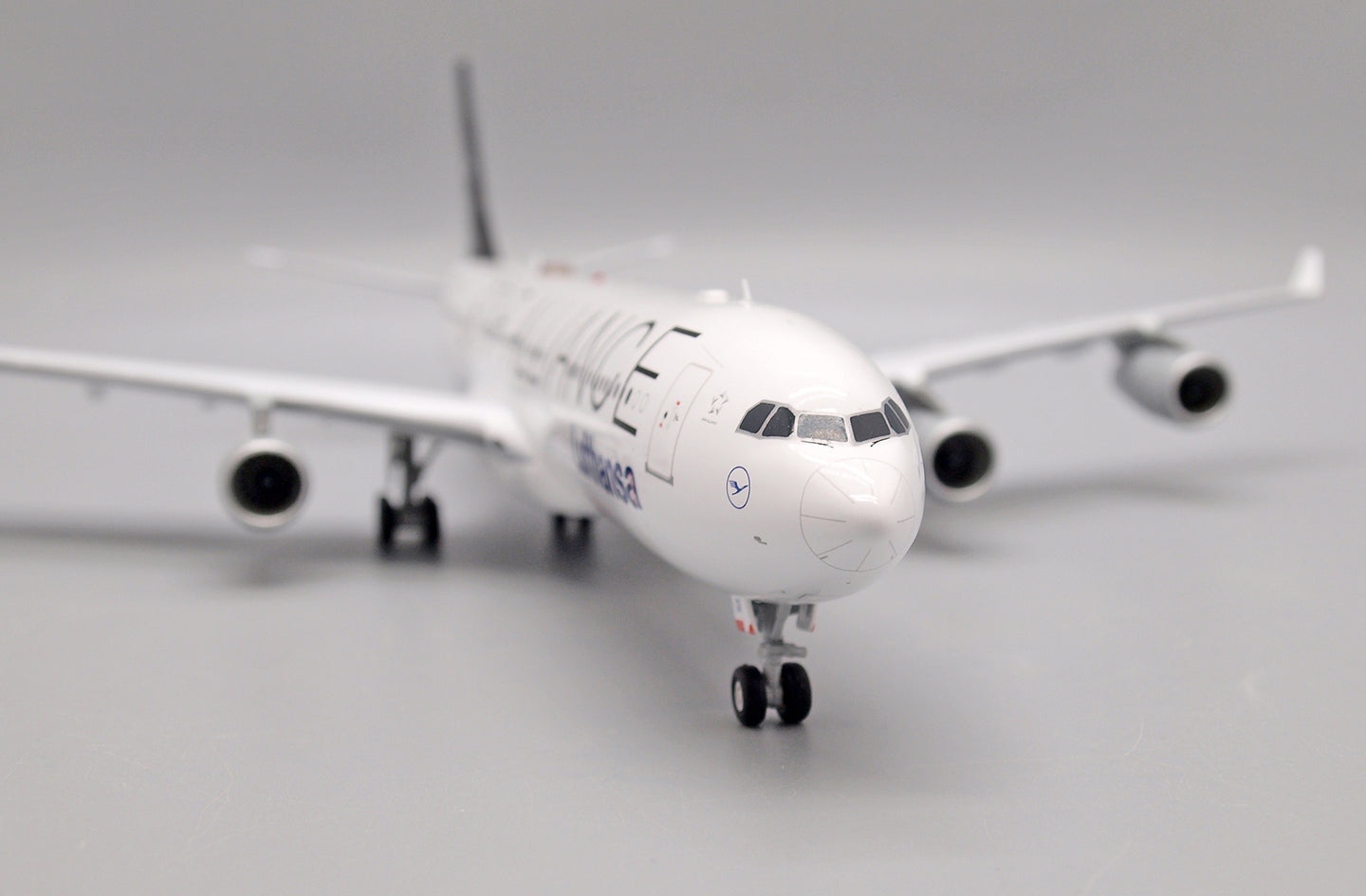 JC WINGS A340-300 LUFTHANSA "STAR ALLIANCE" REG: D-AIGV