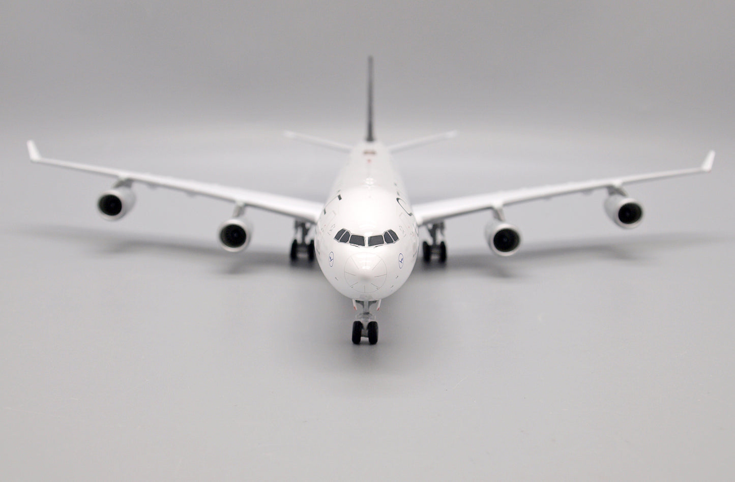 JC WINGS A340-300 LUFTHANSA "STAR ALLIANCE" REG: D-AIGV