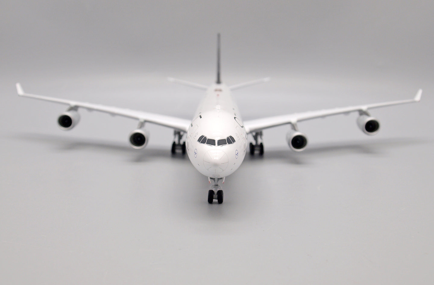 JC WINGS A340-300 LUFTHANSA "STAR ALLIANCE" REG: D-AIGV