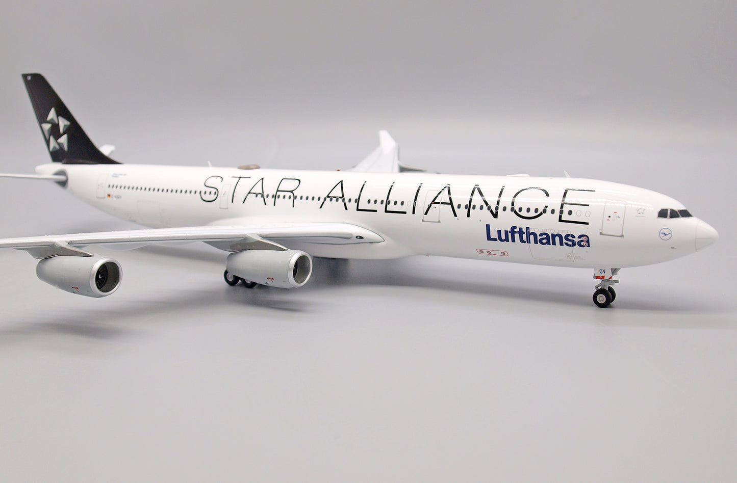 JC WINGS A340-300 LUFTHANSA "STAR ALLIANCE" REG: D-AIGV