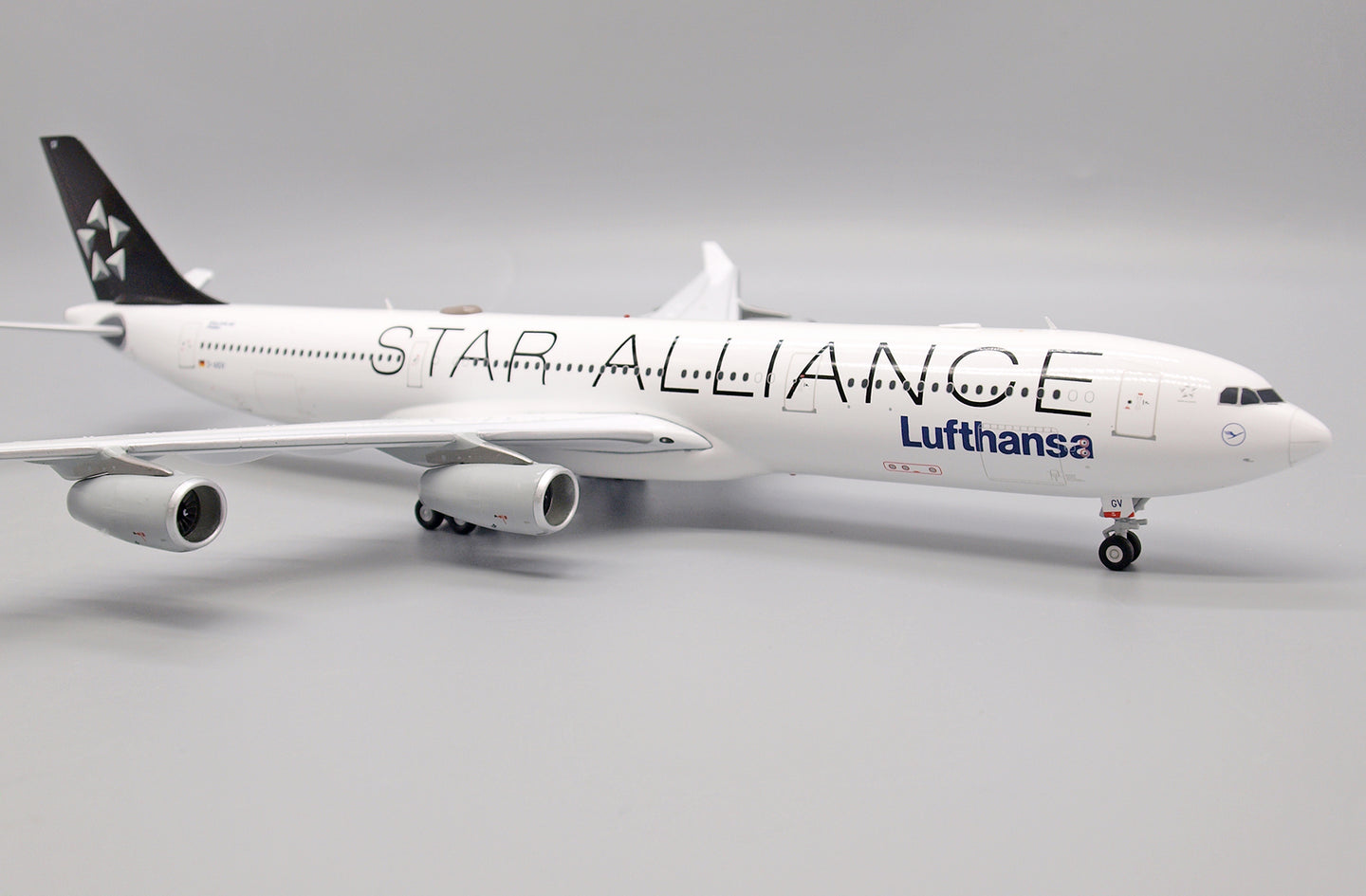 JC WINGS A340-300 LUFTHANSA "STAR ALLIANCE" REG: D-AIGV