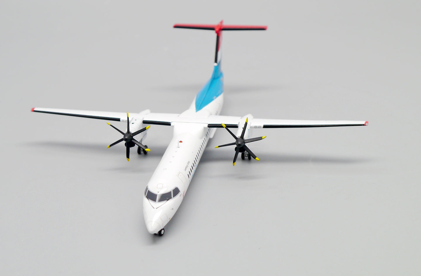 JC WINGS DASH 8-Q400 LUXAIR REG: LX-LQB