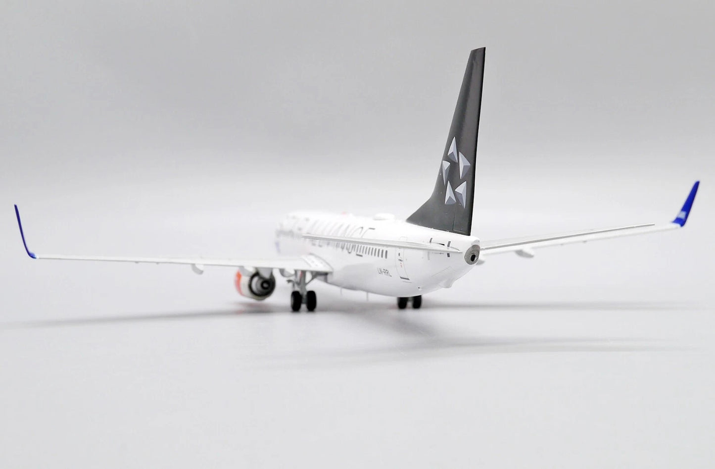 JC WINGS B737-800 SAS SCANDINAVIAN AIRLINES "STAR ALLIANCE" REG: LN-RRL