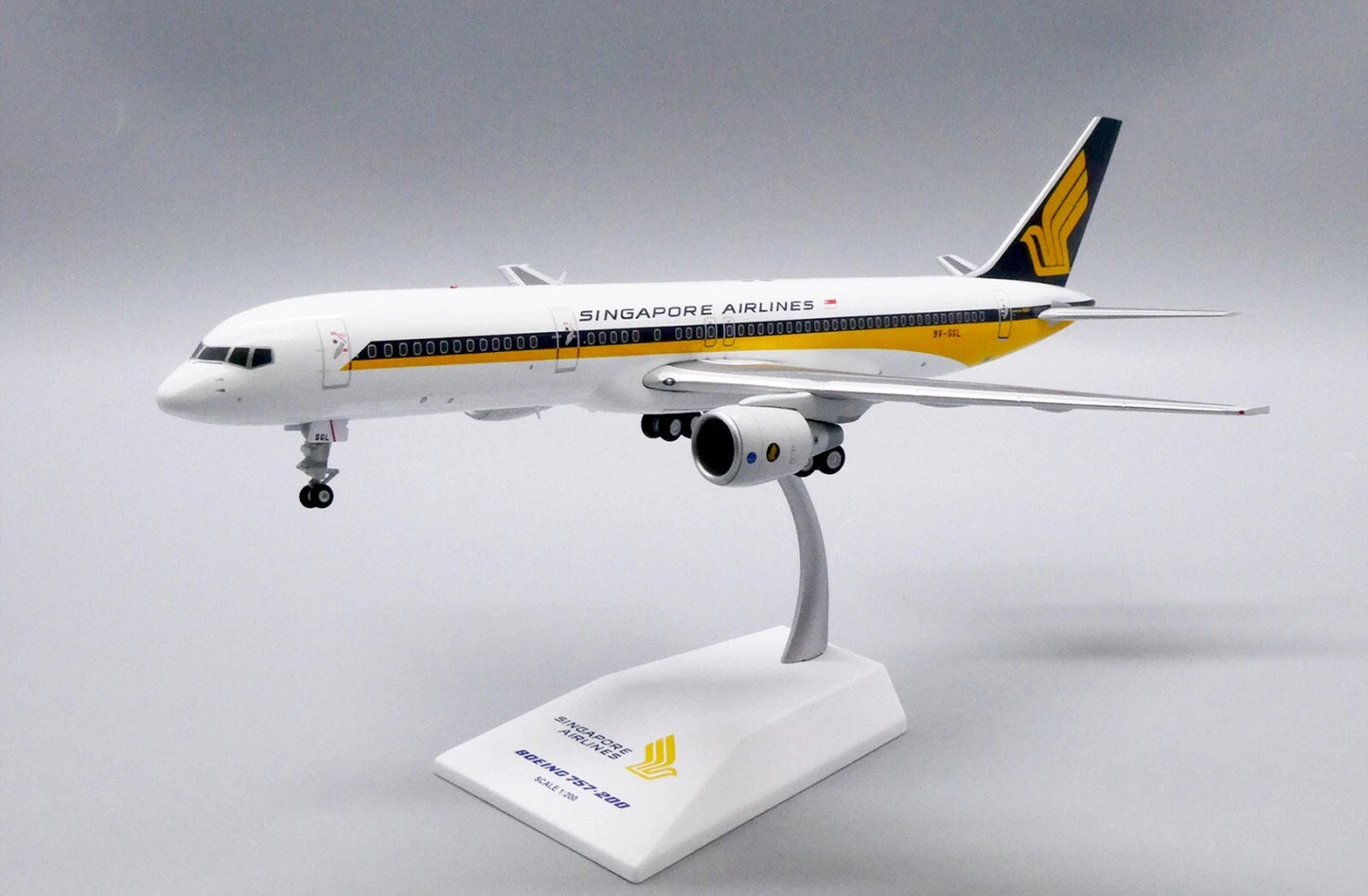 JCWINGS B757-200 SINGAPORE AIRLINES REG: 9V-SGL