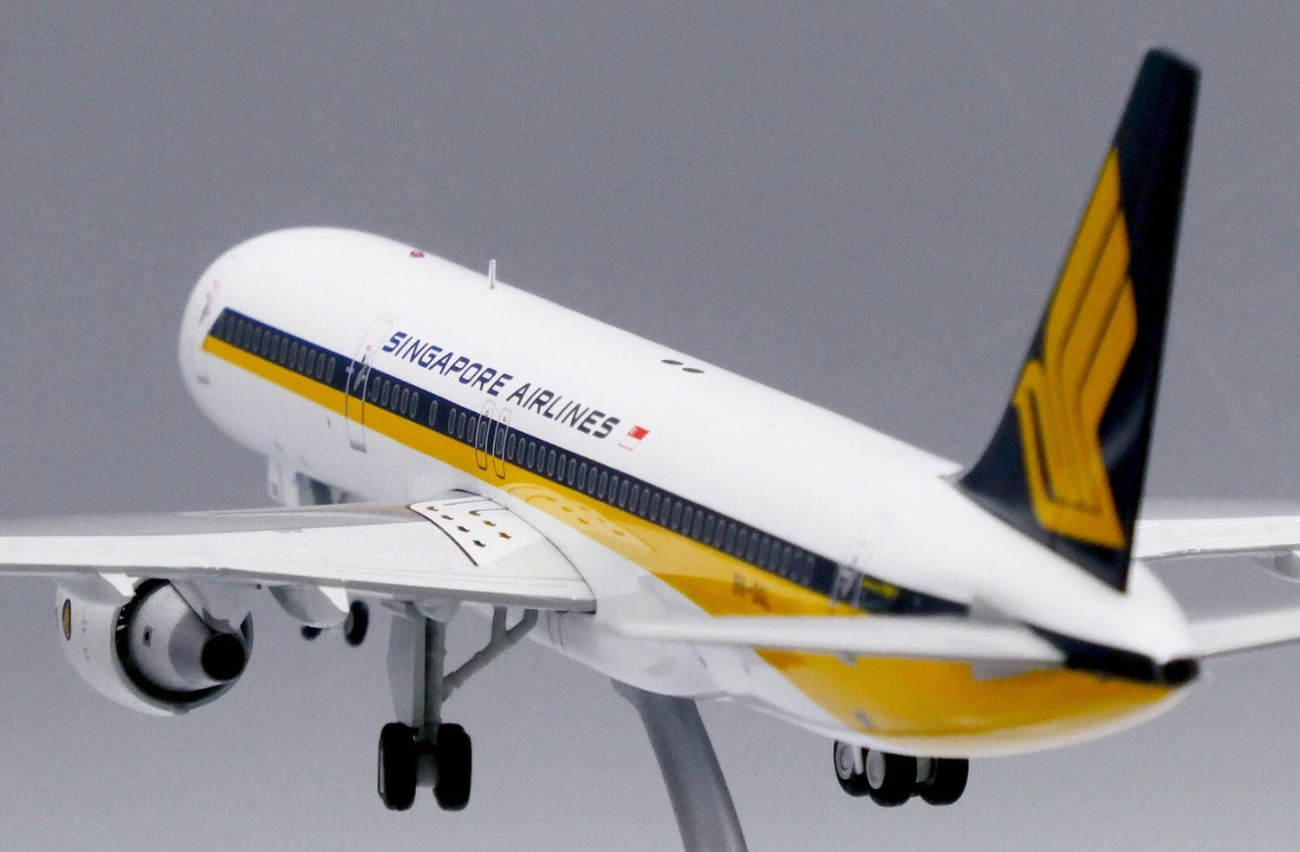 JCWINGS B757-200 SINGAPORE AIRLINES REG: 9V-SGL