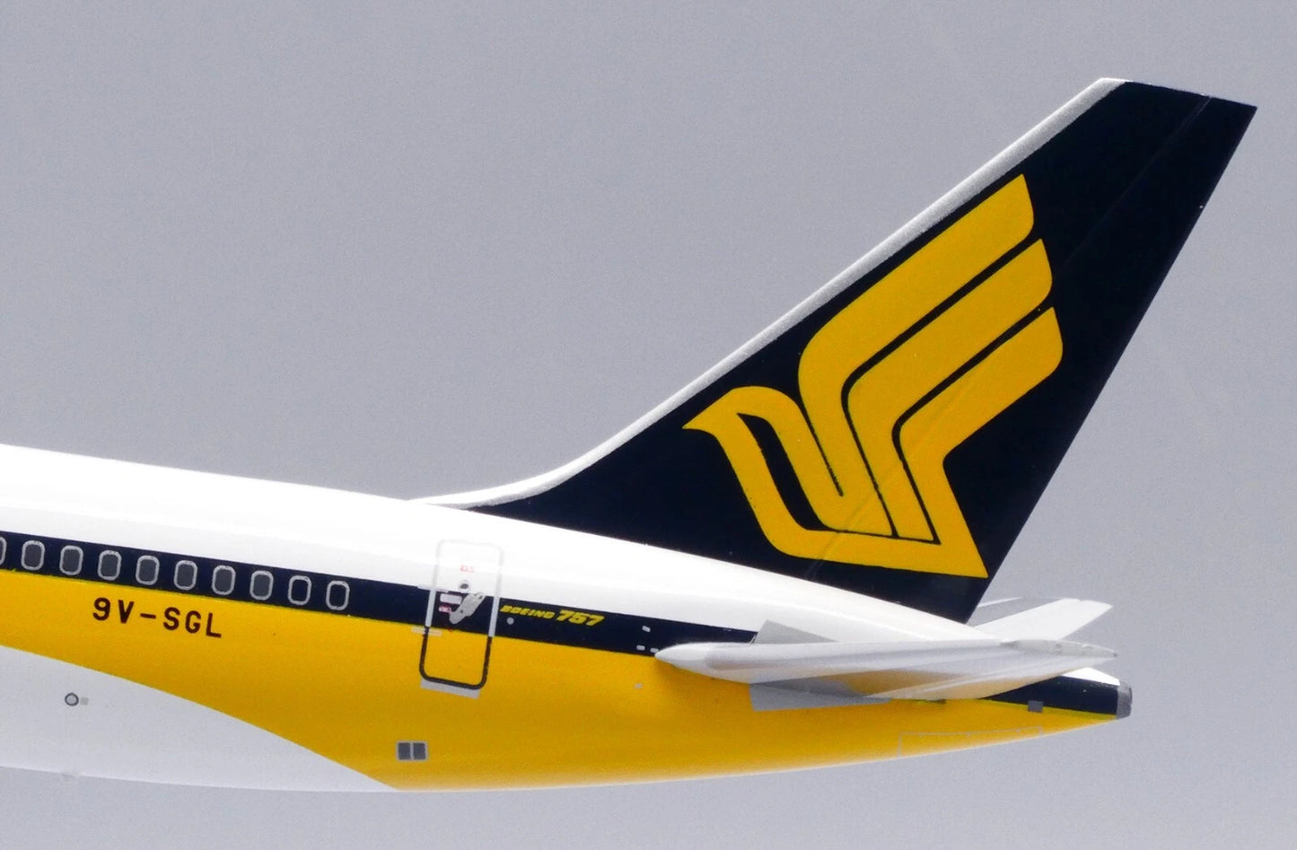 JCWINGS B757-200 SINGAPORE AIRLINES REG: 9V-SGL