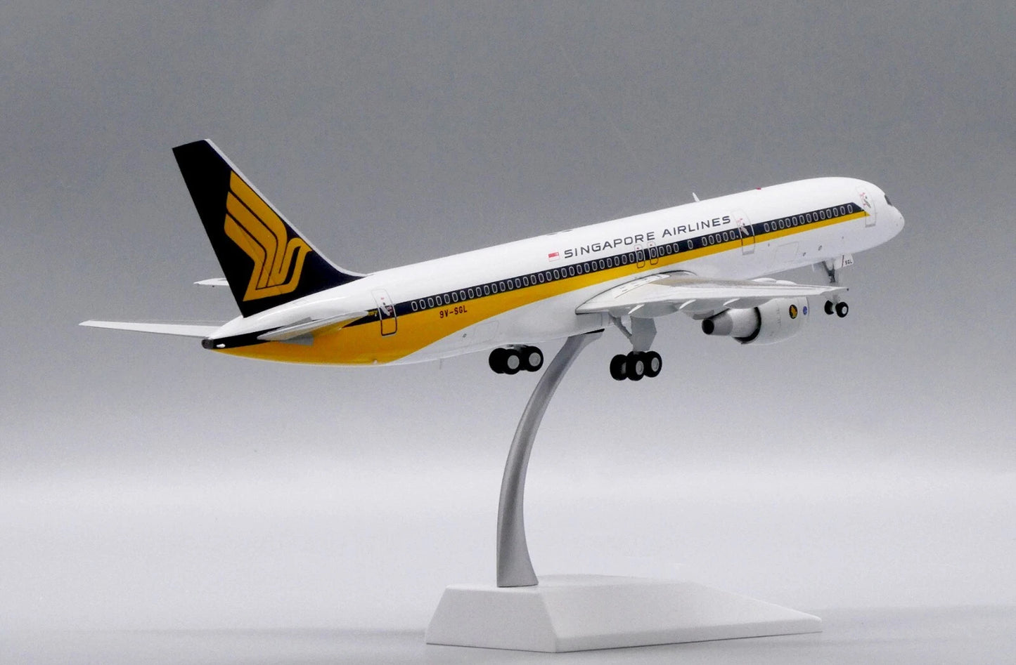 JCWINGS B757-200 SINGAPORE AIRLINES REG: 9V-SGL