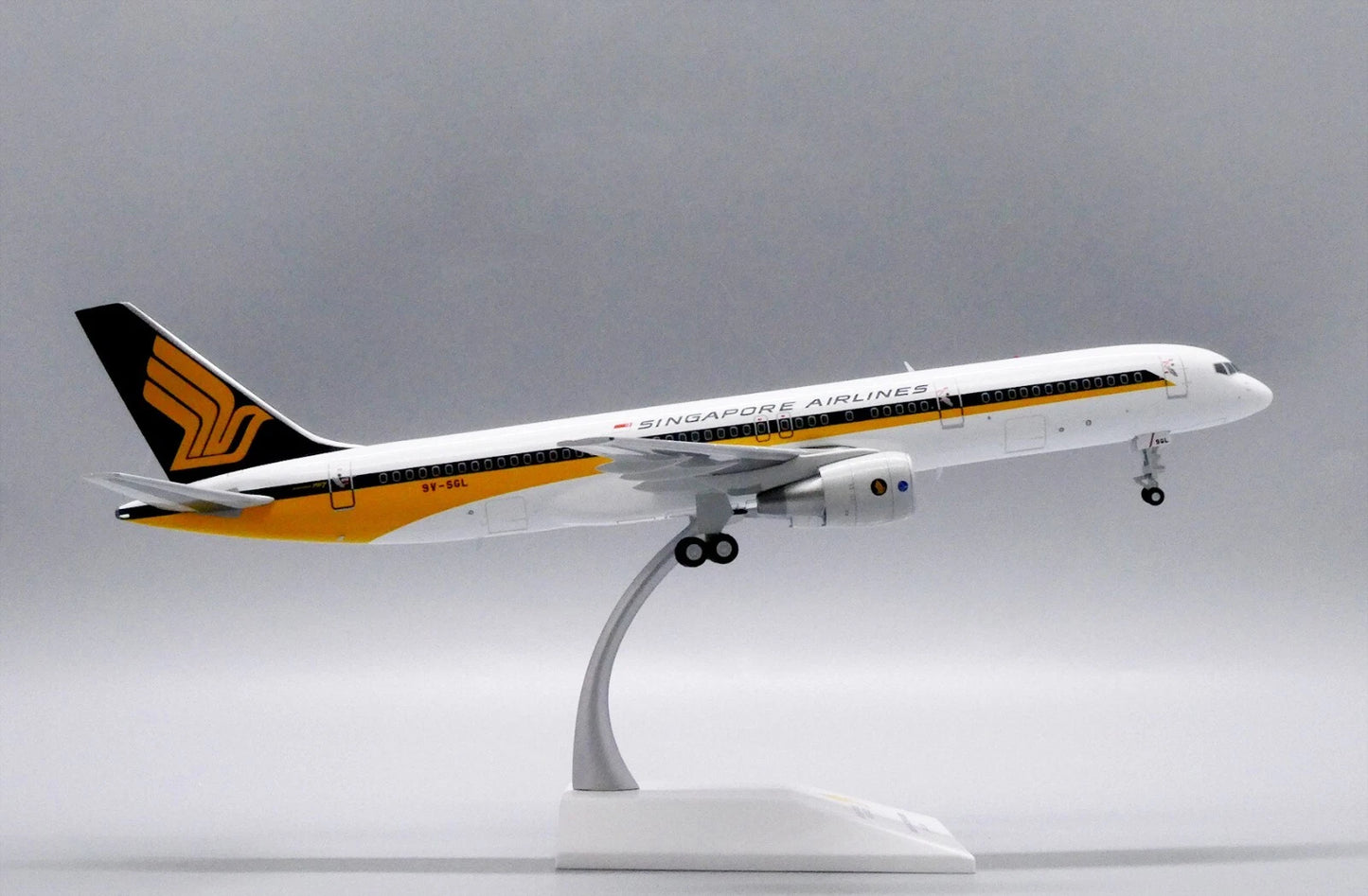 JCWINGS B757-200 SINGAPORE AIRLINES REG: 9V-SGL