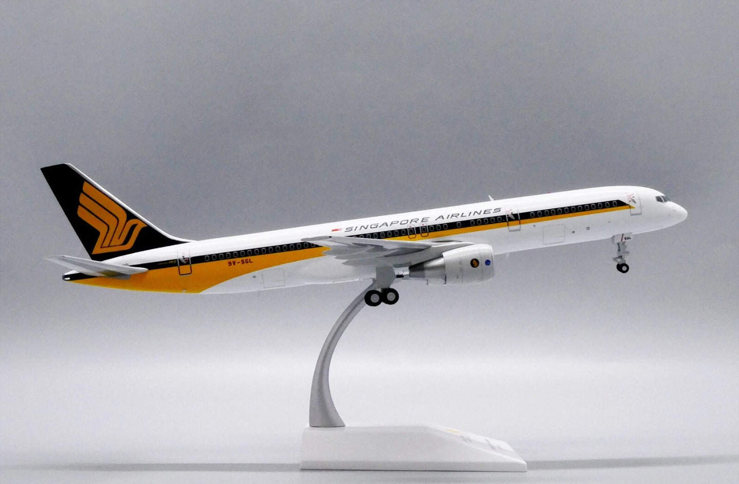 JCWINGS B757-200 SINGAPORE AIRLINES REG: 9V-SGL