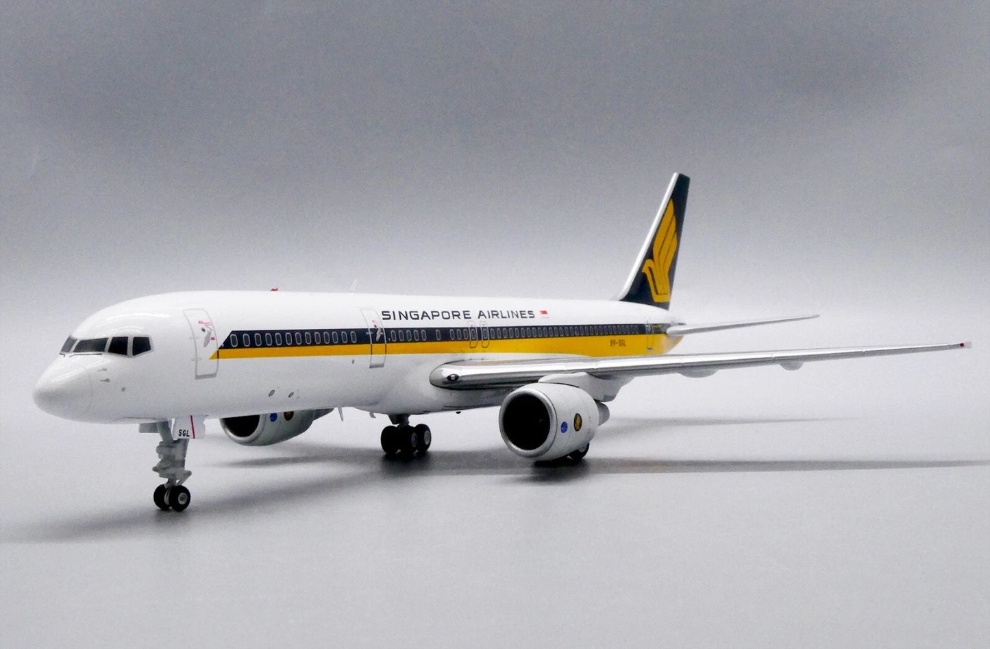 JCWINGS B757-200 SINGAPORE AIRLINES REG: 9V-SGL