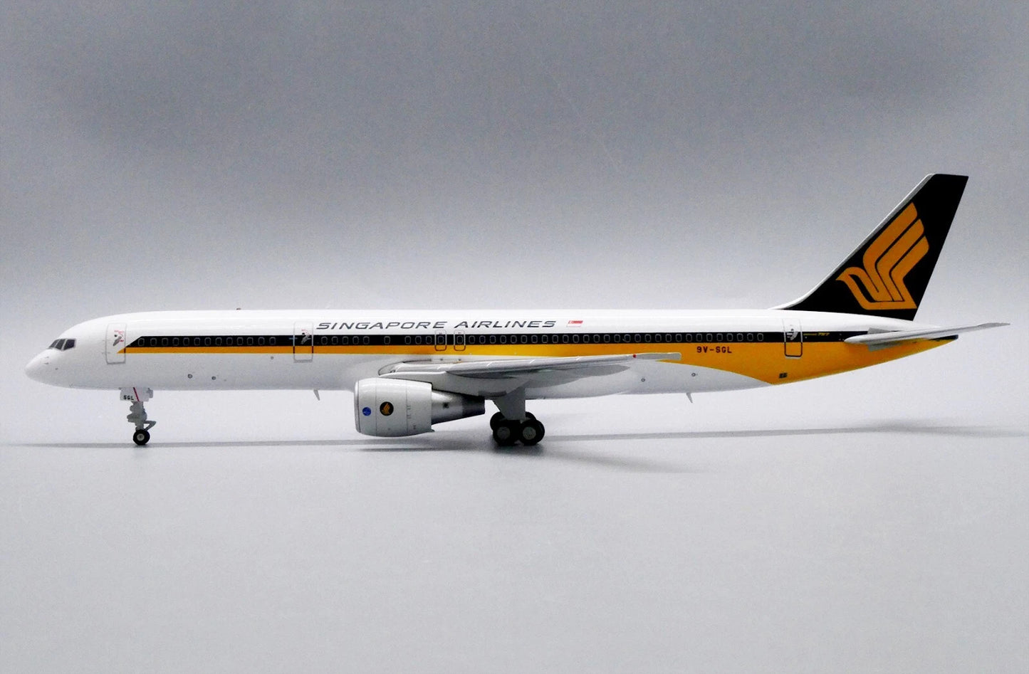 JCWINGS B757-200 SINGAPORE AIRLINES REG: 9V-SGL