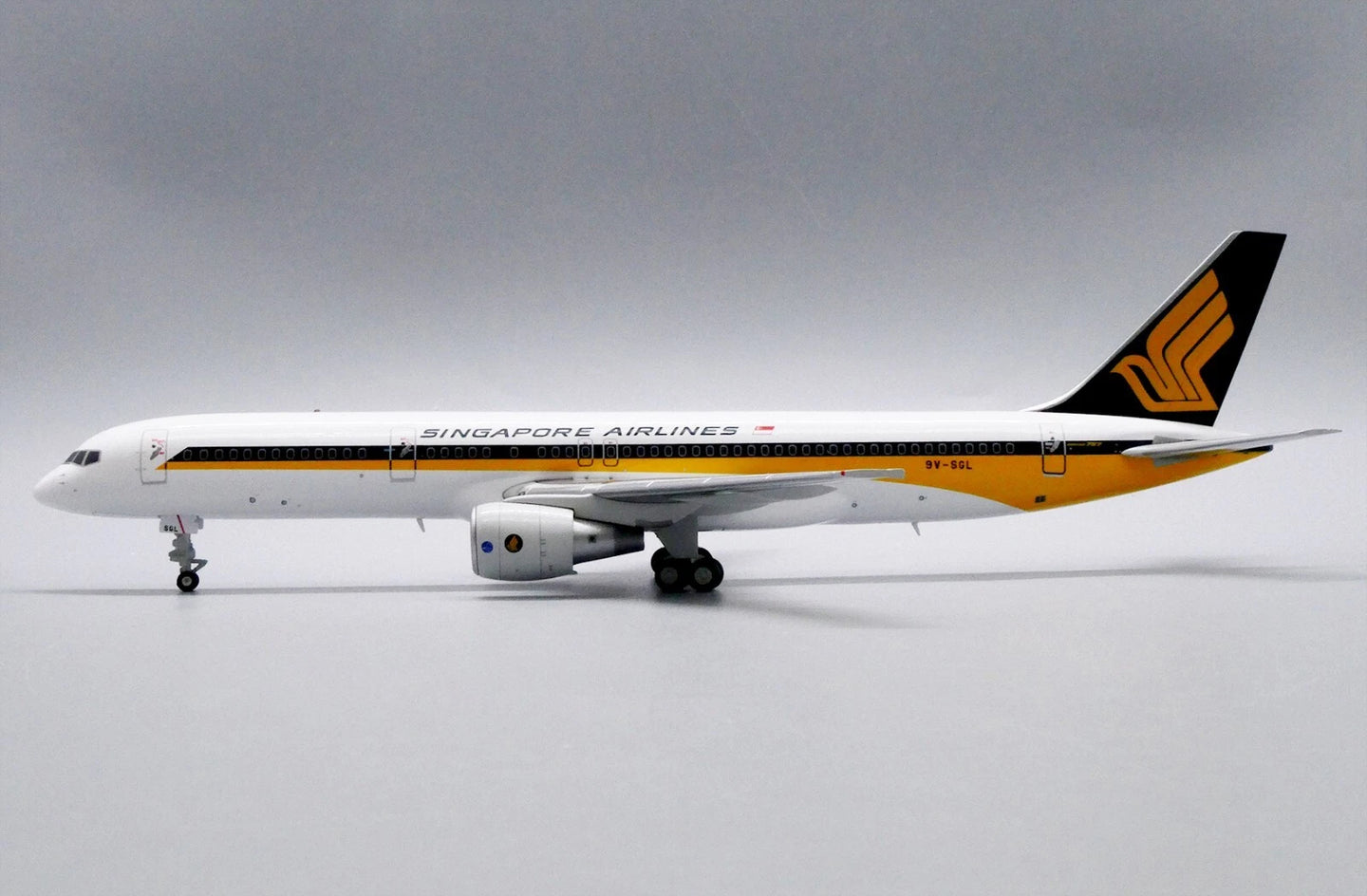 JCWINGS B757-200 SINGAPORE AIRLINES REG: 9V-SGL