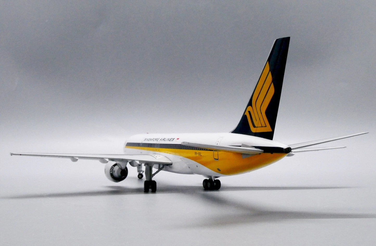 JCWINGS B757-200 SINGAPORE AIRLINES REG: 9V-SGL