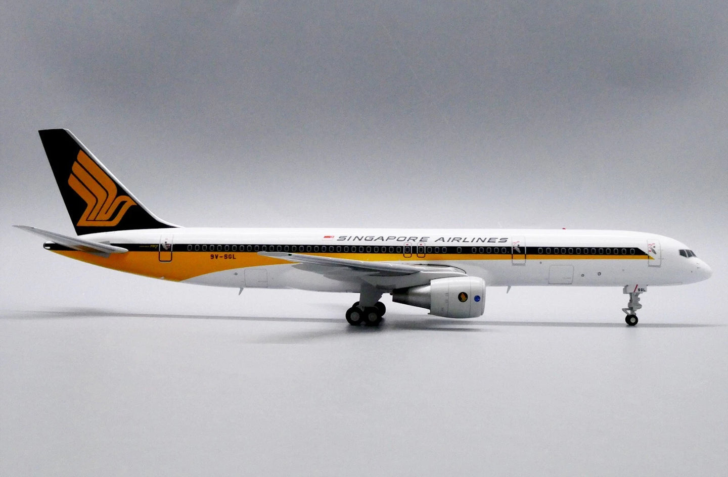 JCWINGS B757-200 SINGAPORE AIRLINES REG: 9V-SGL