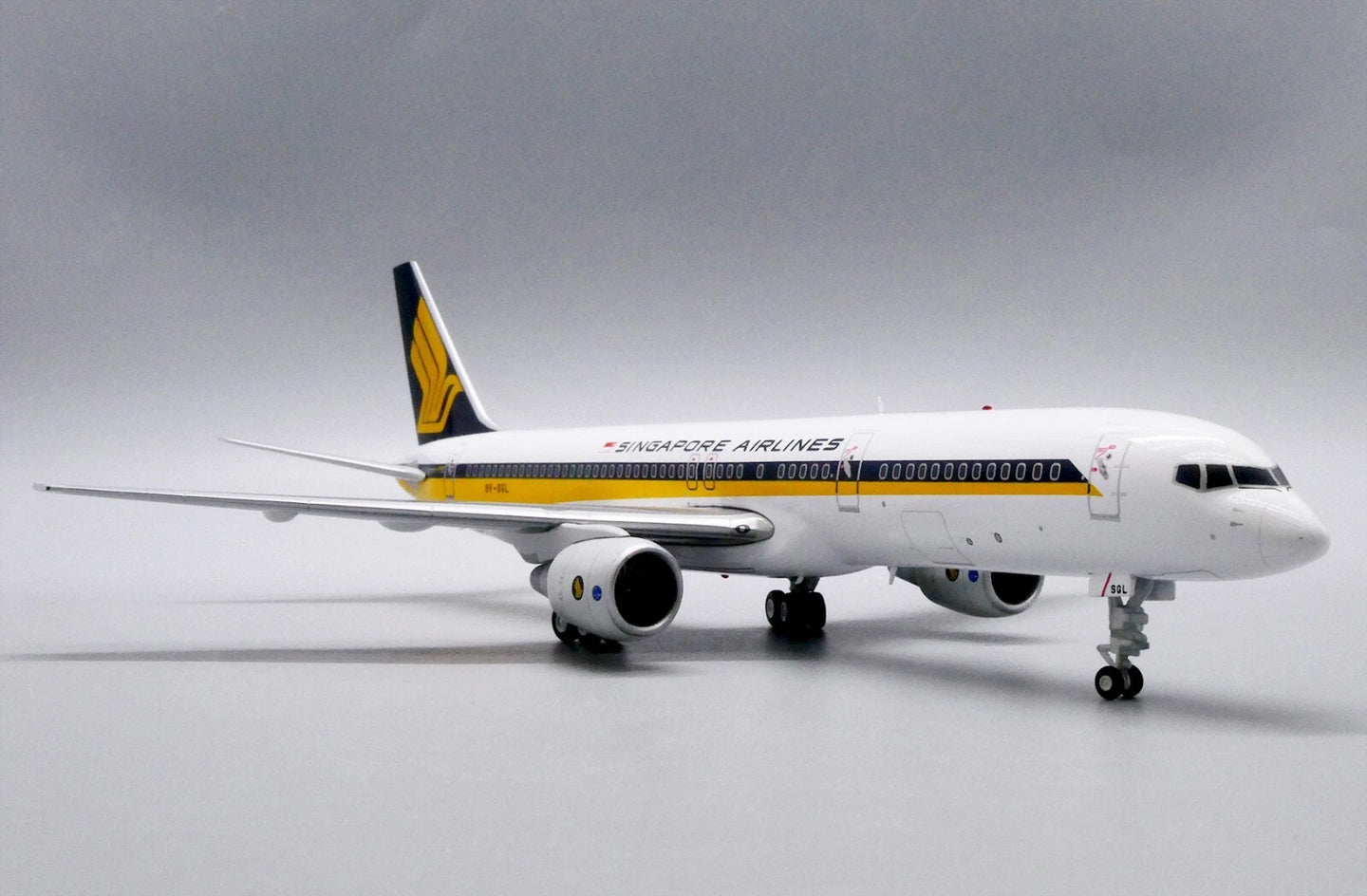 JCWINGS B757-200 SINGAPORE AIRLINES REG: 9V-SGL