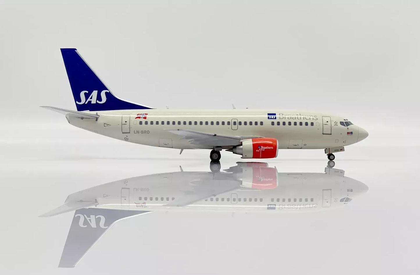 JC WINGS DASH 8-Q400 ICELANDAIR REG: TF-FXI