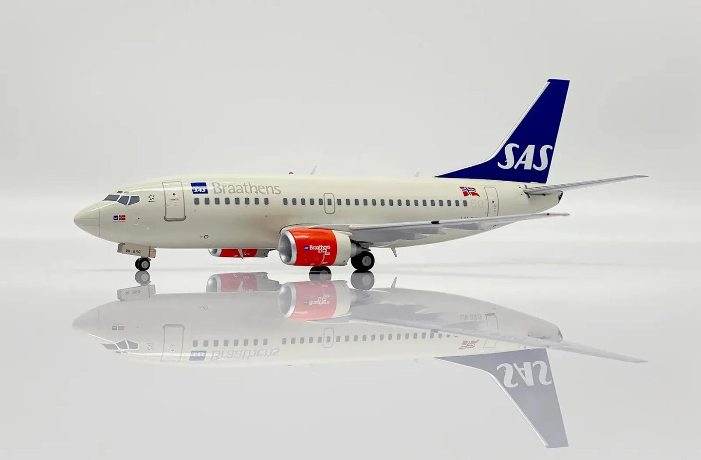 JC WINGS DASH 8-Q400 ICELANDAIR REG: TF-FXI