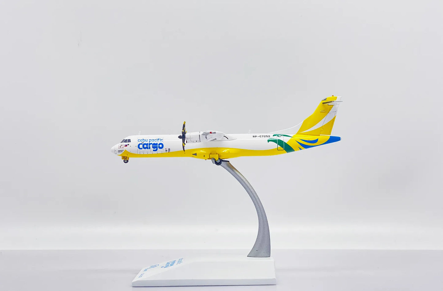 JC WINGS ATR72-500F CEBU PACIFIC CARGO REG: RP-C7252
