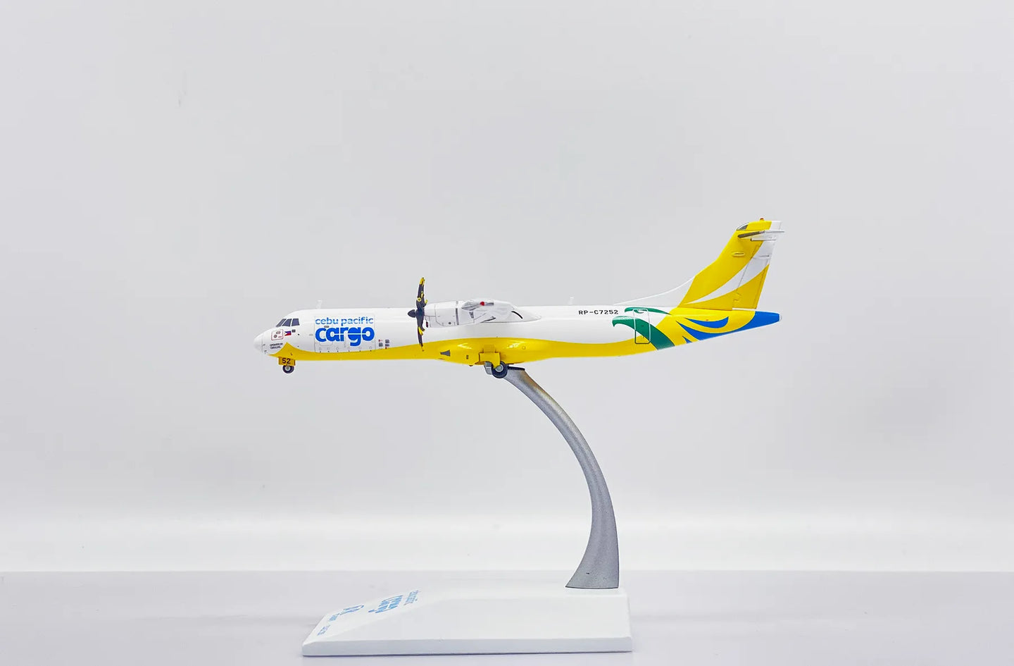 JC WINGS ATR72-500F CEBU PACIFIC CARGO REG: RP-C7252