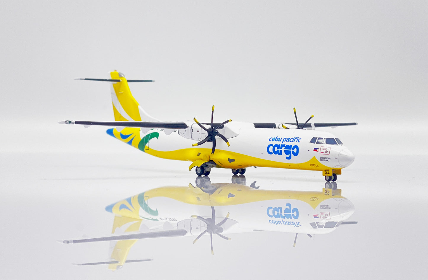 JC WINGS ATR72-500F CEBU PACIFIC CARGO REG: RP-C7252