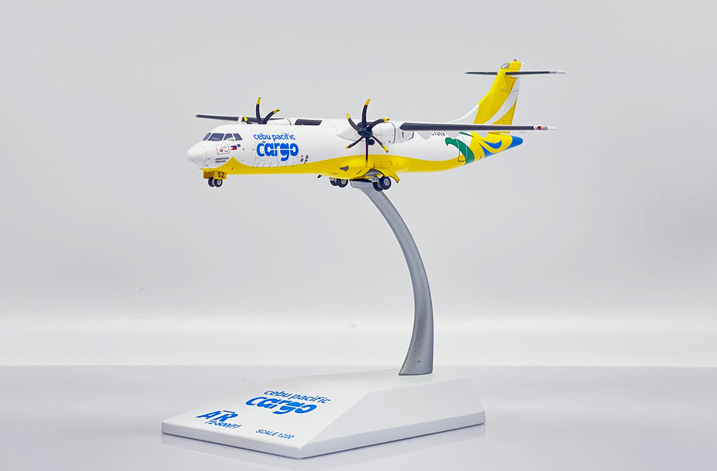 JC WINGS ATR72-500F CEBU PACIFIC CARGO REG: RP-C7252