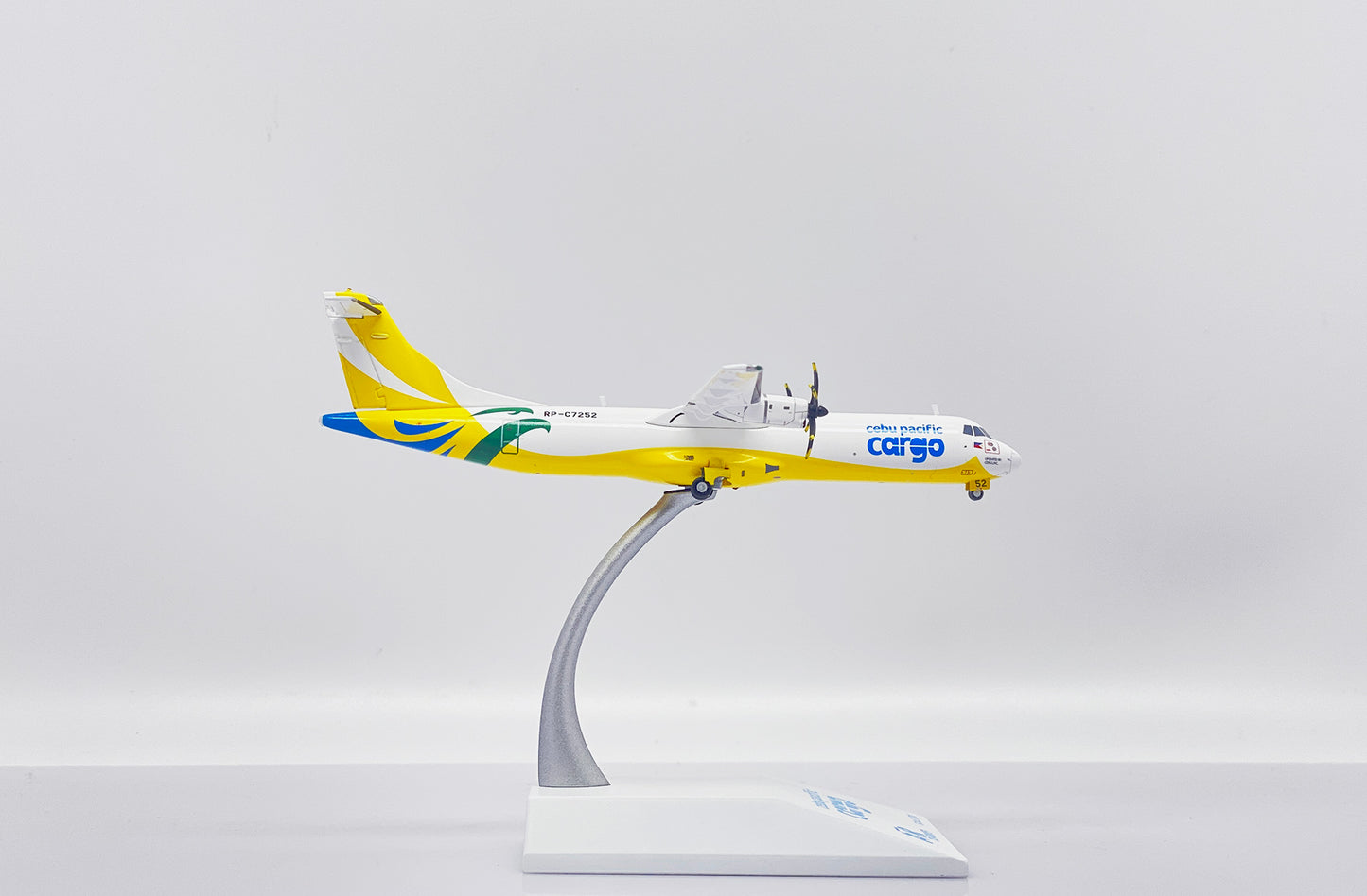 JC WINGS ATR72-500F CEBU PACIFIC CARGO REG: RP-C7252