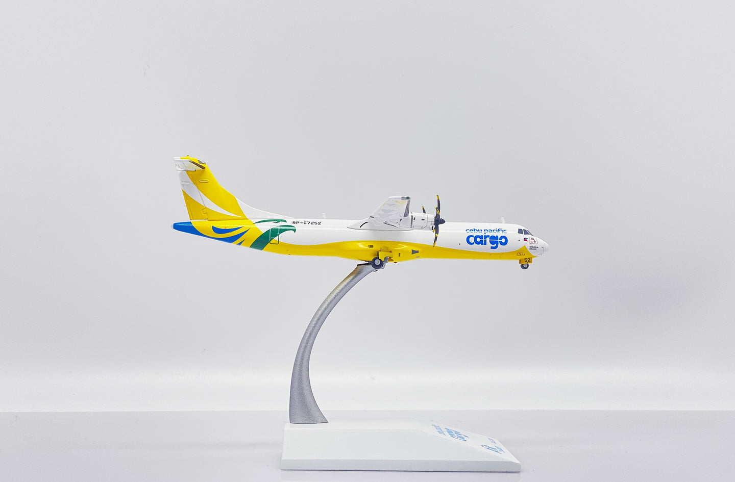 JC WINGS ATR72-500F CEBU PACIFIC CARGO REG: RP-C7252