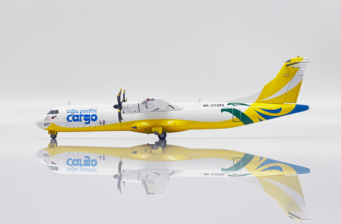 JC WINGS ATR72-500F CEBU PACIFIC CARGO REG: RP-C7252