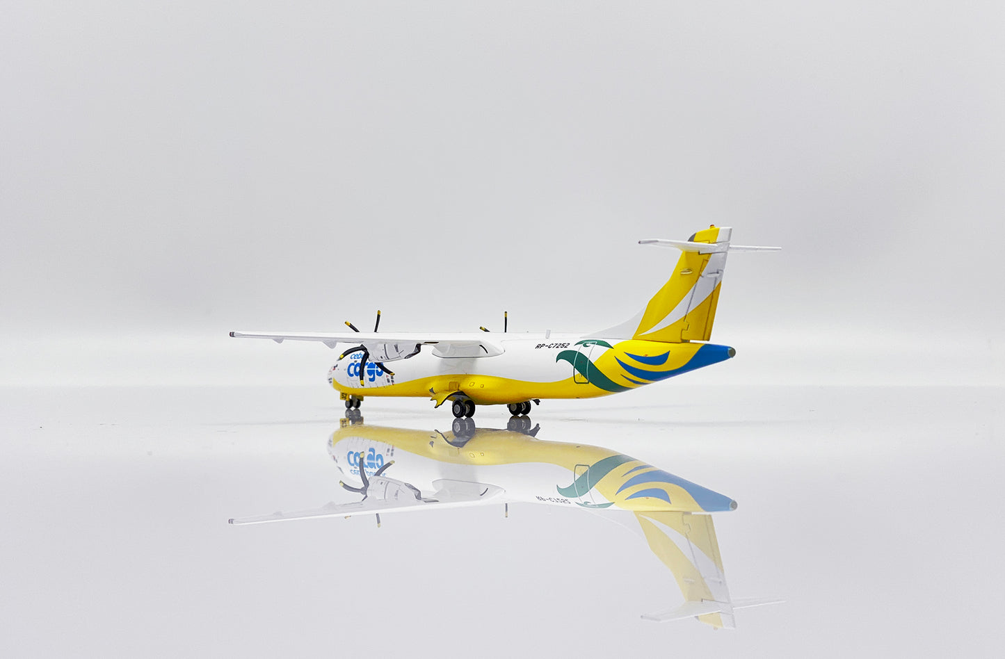 JC WINGS ATR72-500F CEBU PACIFIC CARGO REG: RP-C7252