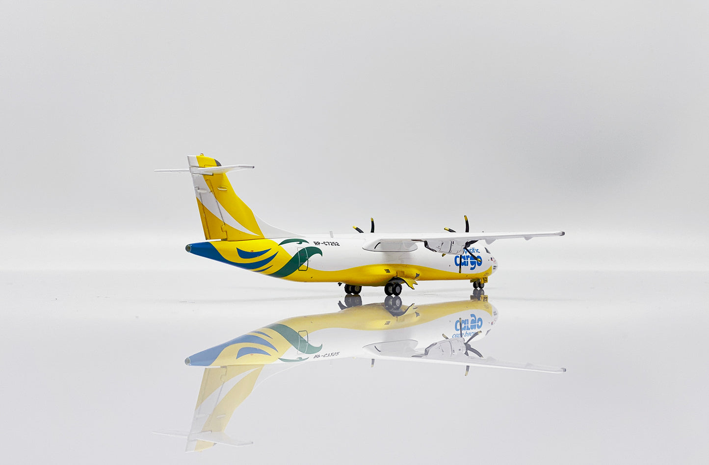 JC WINGS ATR72-500F CEBU PACIFIC CARGO REG: RP-C7252