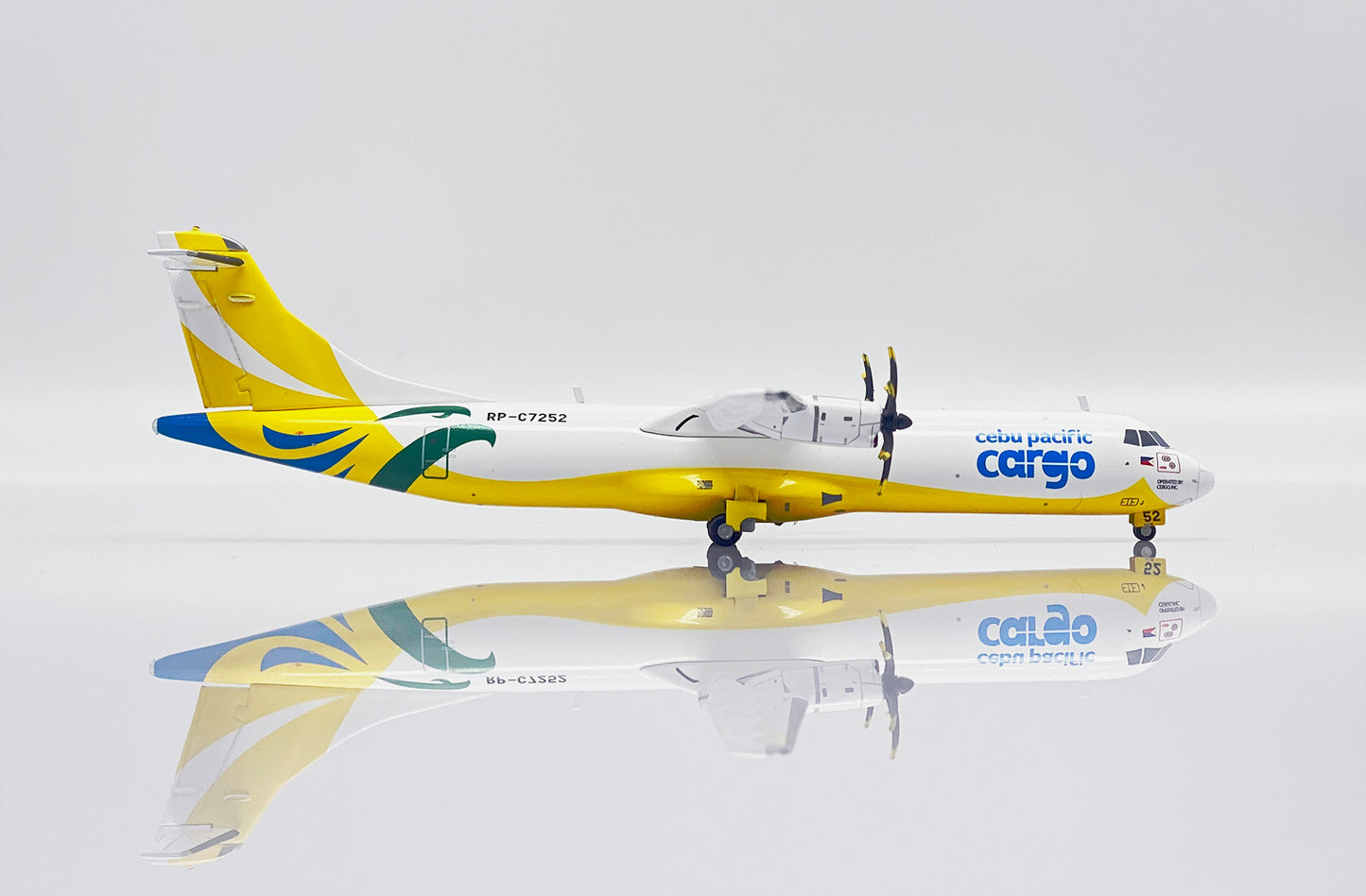 JC WINGS ATR72-500F CEBU PACIFIC CARGO REG: RP-C7252