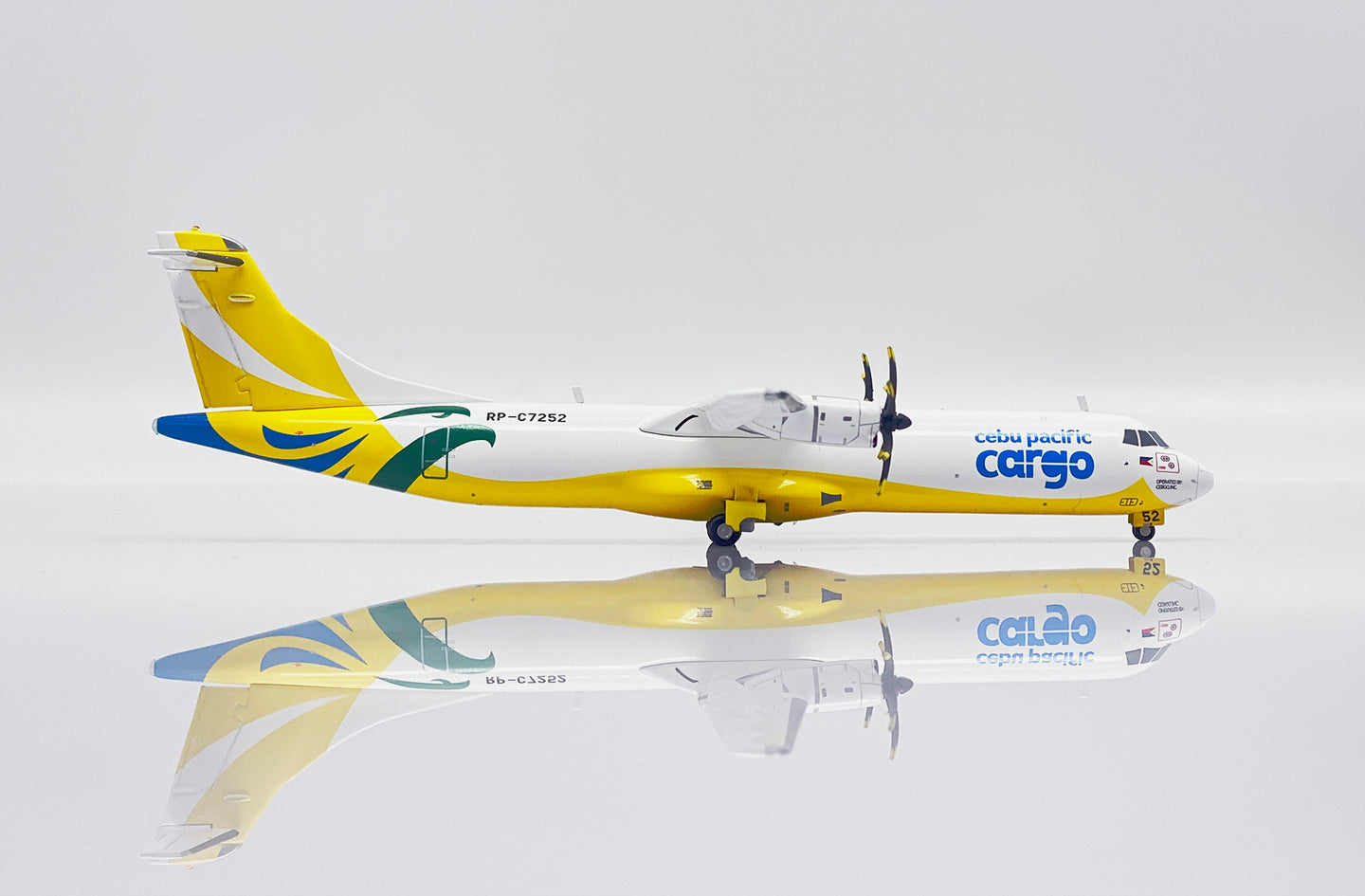 JC WINGS ATR72-500F CEBU PACIFIC CARGO REG: RP-C7252