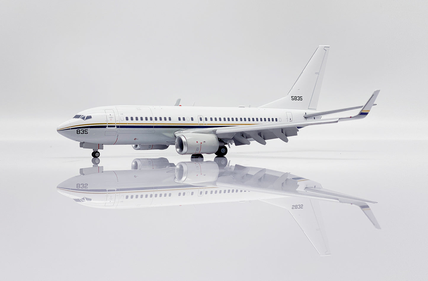 JC WINGS B737-700 C-40A CLIPPER US NAVY (FLAPS DOWN) REG: 165835