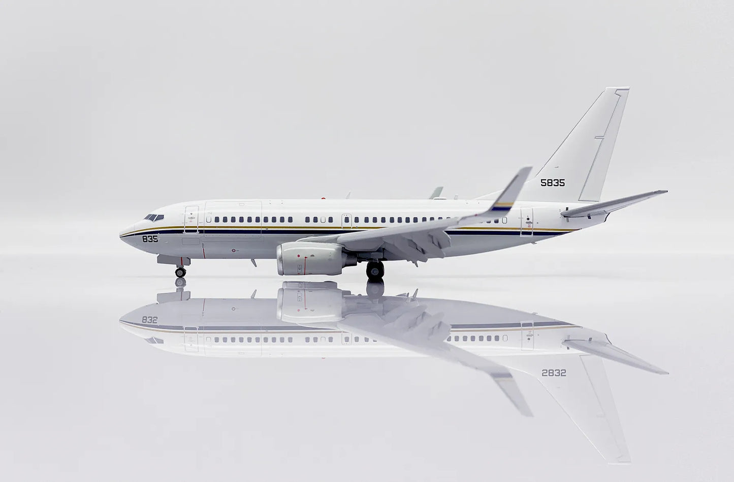 JC WINGS B737-700 C-40A CLIPPER US NAVY (FLAPS DOWN) REG: 165835