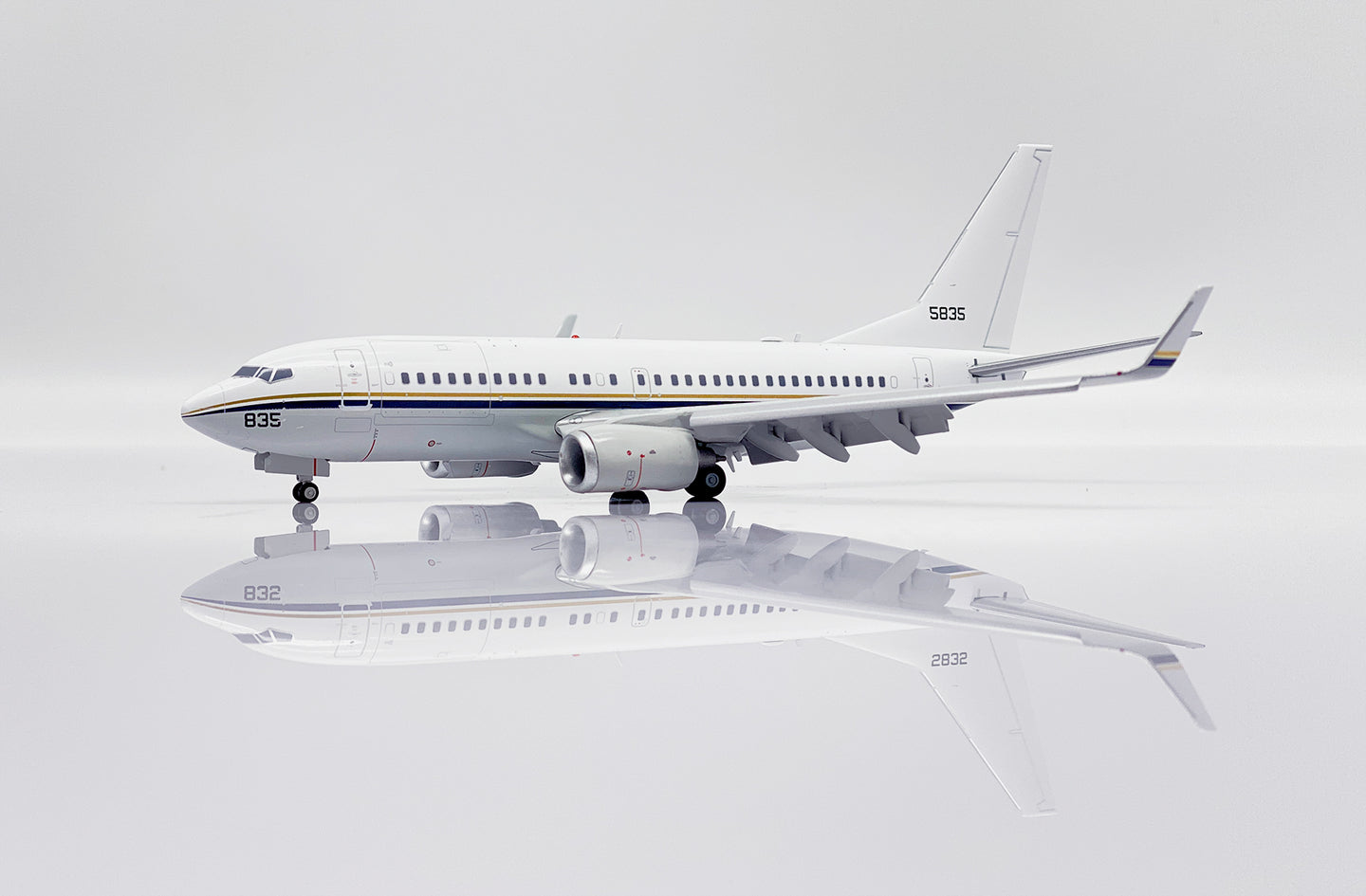 JC WINGS B737-700 C-40A CLIPPER US NAVY (FLAPS DOWN) REG: 165835