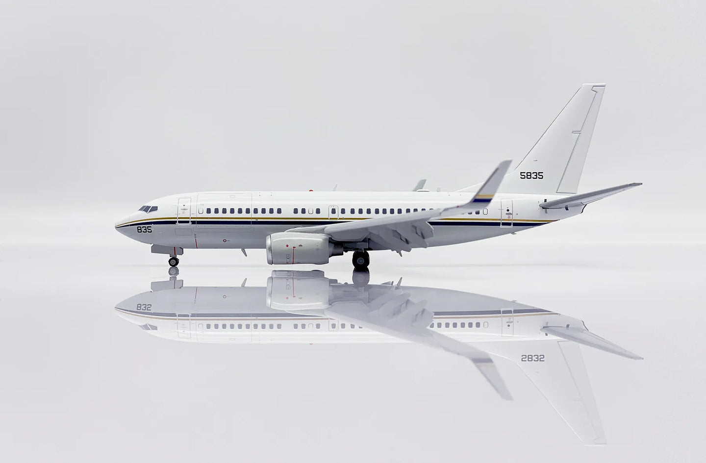JC WINGS B737-700 C-40A CLIPPER US NAVY (FLAPS DOWN) REG: 165835