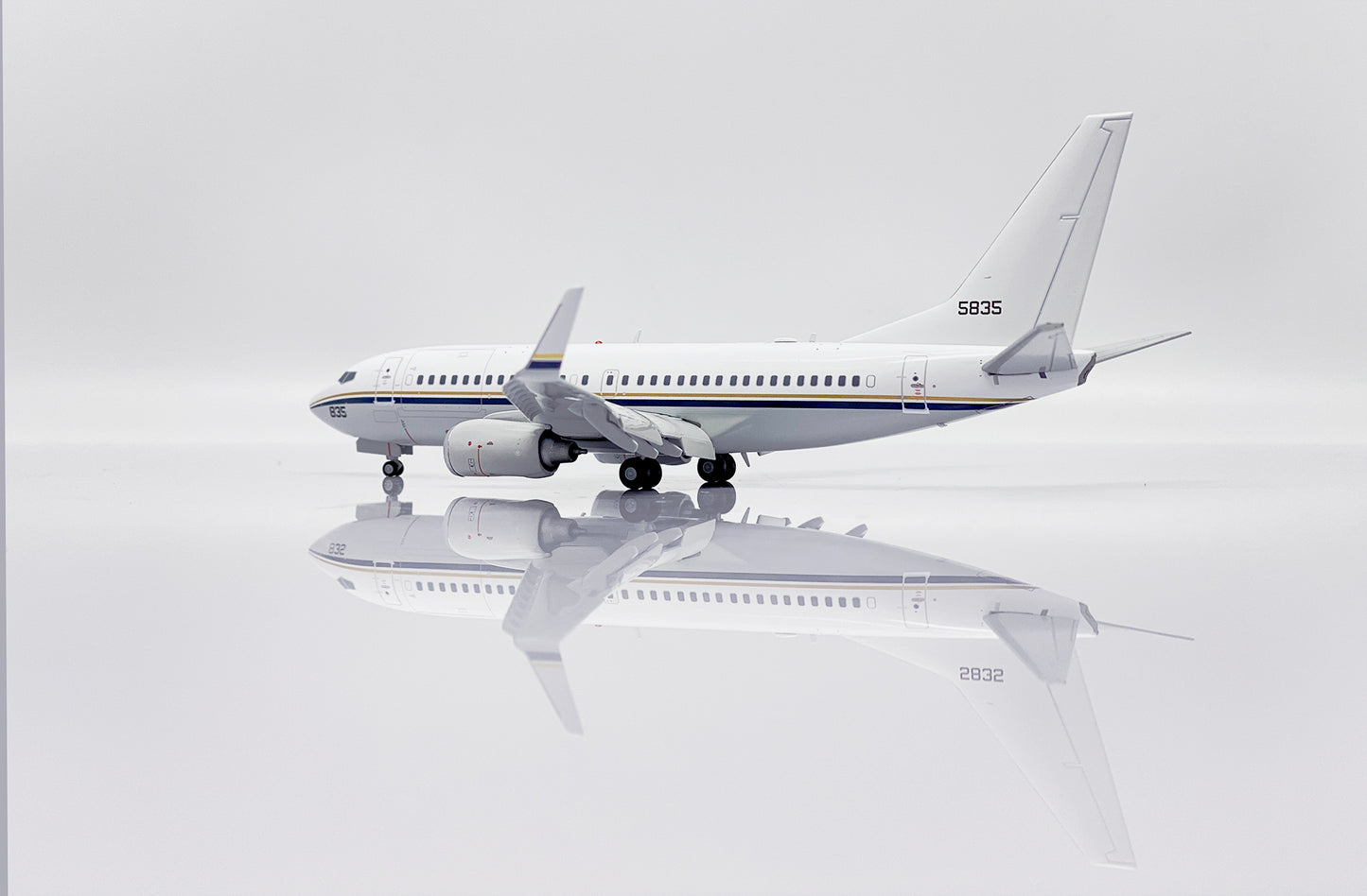 JC WINGS B737-700 C-40A CLIPPER US NAVY (FLAPS DOWN) REG: 165835