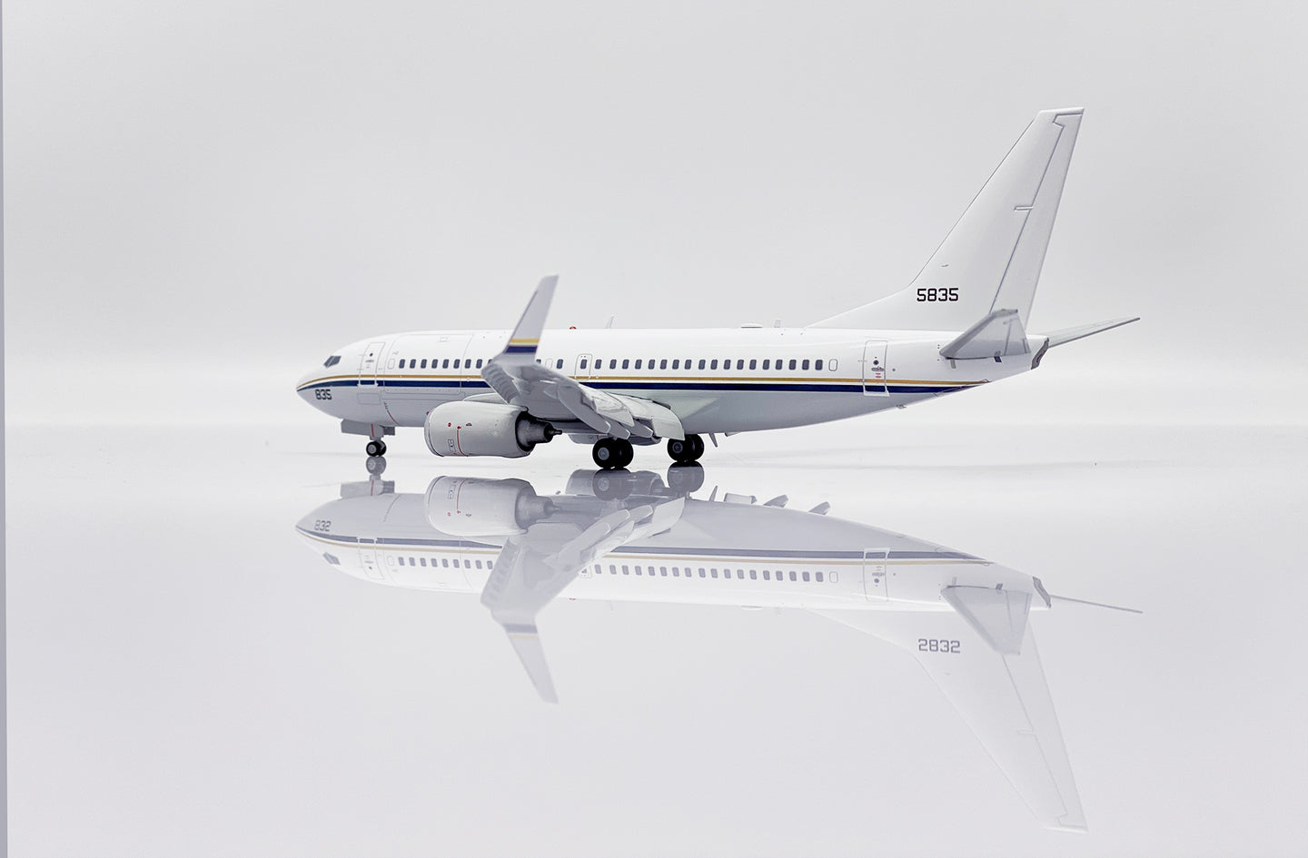 JC WINGS B737-700 C-40A CLIPPER US NAVY (FLAPS DOWN) REG: 165835