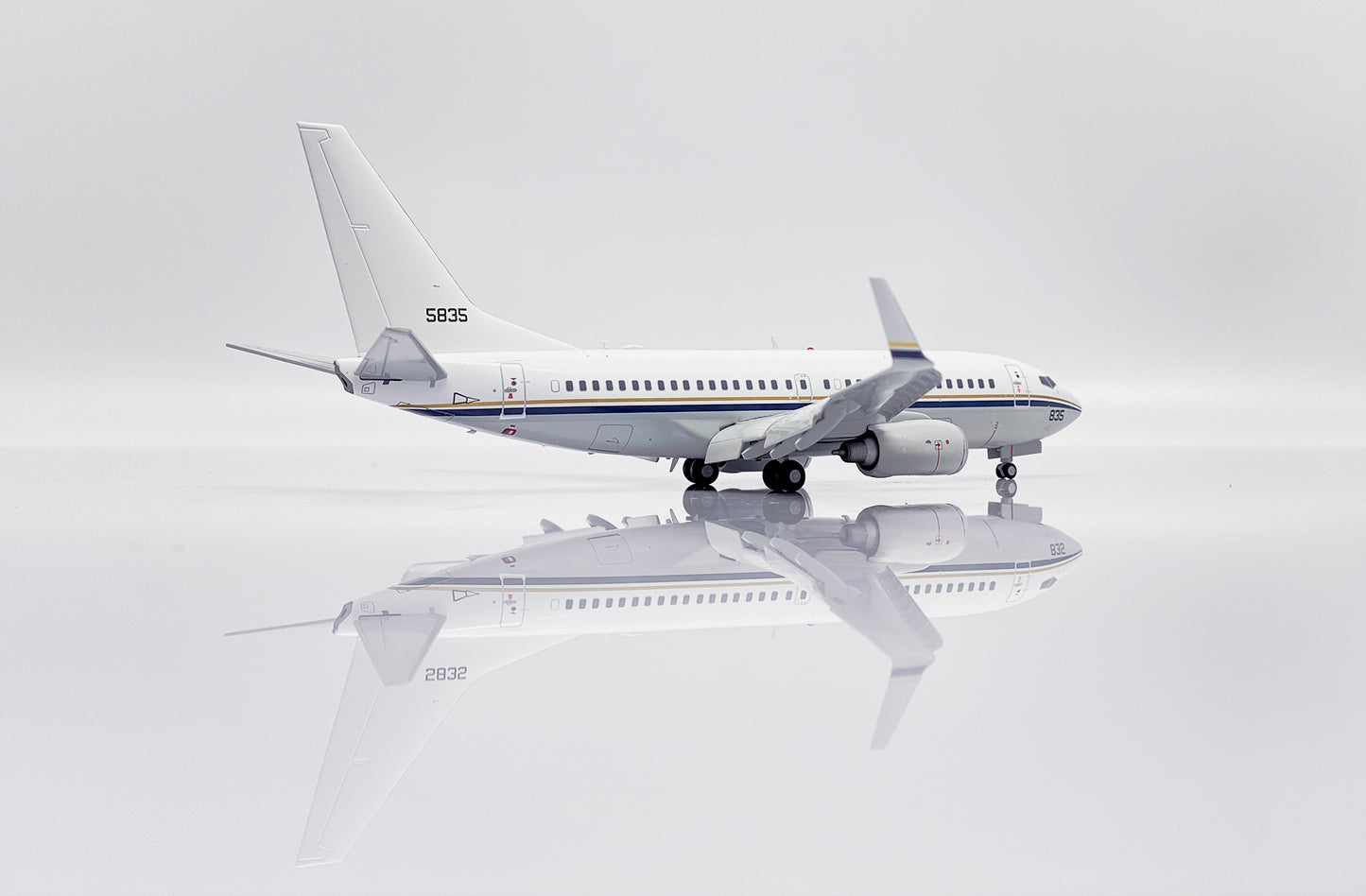 JC WINGS B737-700 C-40A CLIPPER US NAVY (FLAPS DOWN) REG: 165835